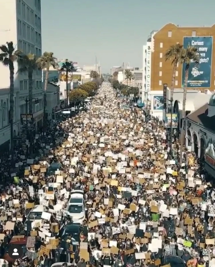 Manifestazione di più di 50.000 persone in Downtown LA durante le proteste per George Floyd, Giugno 2020. (no credit)