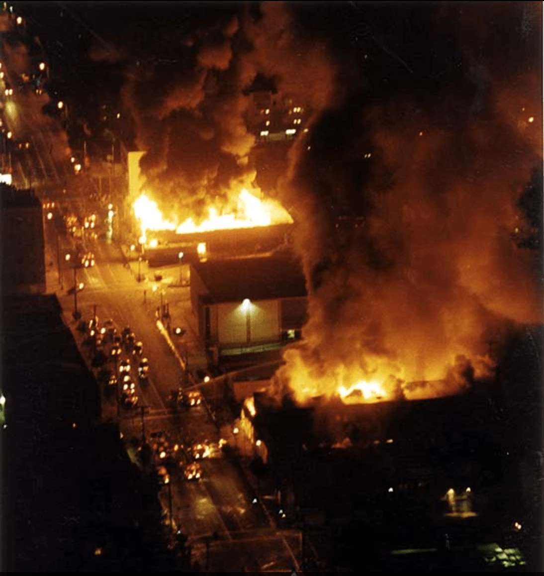 Negozi e supermercati incendiati durante una delle notti di rivolta. (Memorail Coliseum)