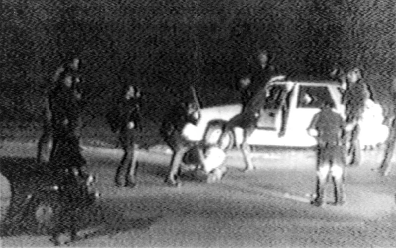 Fermo immagine del video che riprese il pestaggio di Rodney King, a opera di agenti dell'LAPD, avvenuto a un posto di blocco. (George Holliday/KTLA Los Angeles via AP)