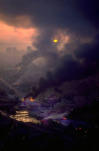 Vista aerea di Los Angeles dopo l'assoluzione dei quattro poliziotti responsabili del pestaggio di Rodney King. (no credit)