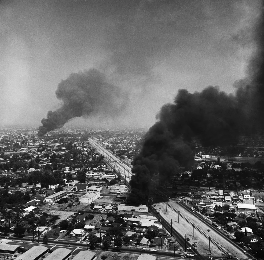 Colonne di fumo in Southeast Los Angeles durante quarta giornata di proteste, 16 Agosto 1965. (Bettmann Archive/Getty Images)