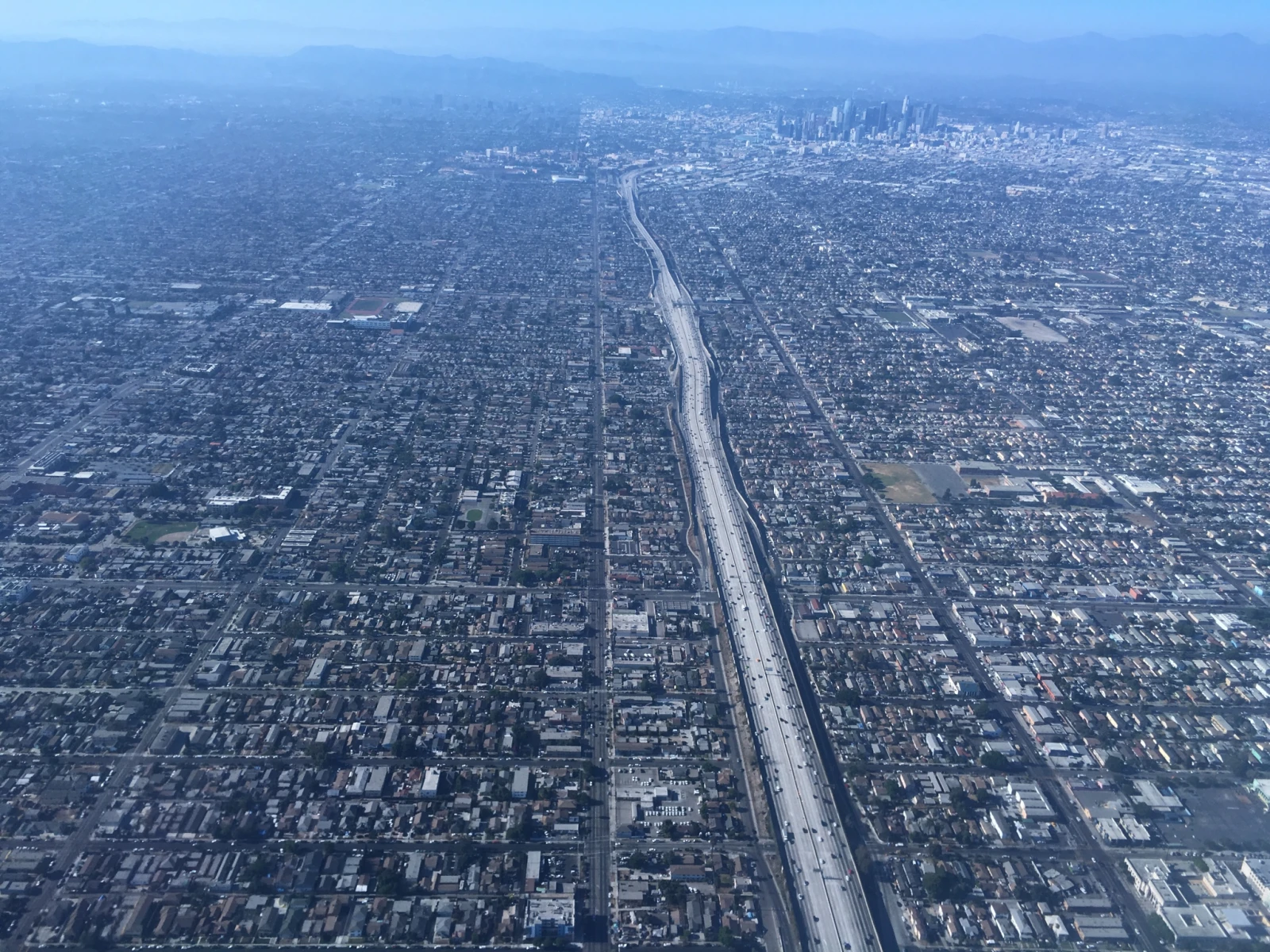 L'area metropolitana di LA, i grattacieli in fondo sono la zona di downtown. (no credit)