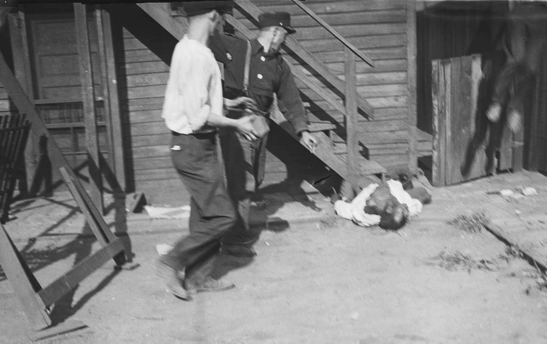 Due uomini bianchi, affiliati a una gang, picchiano a morte un afro-americano. 1919. (Jun Fujita/Chicago History Museum)
