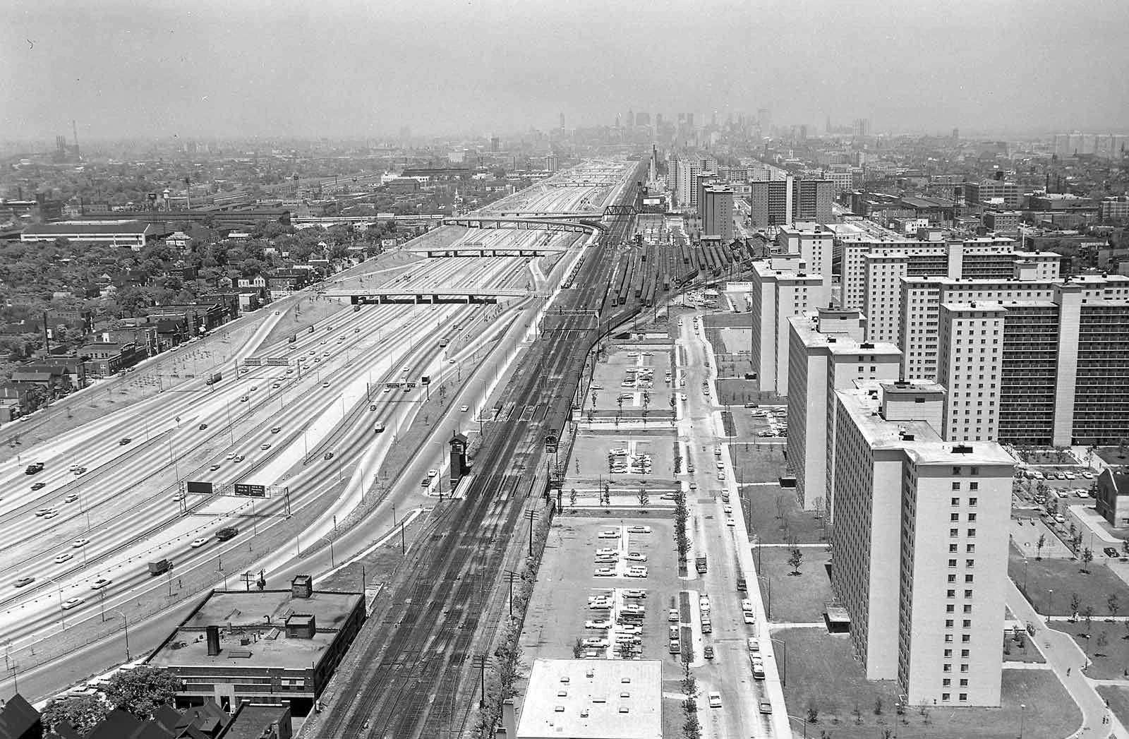 Vista della Dan Ryan Expressway, sullo sfondo in centro downtown Chicago (o Loop) mentre sulla destra il complesso Robert Taylor Homes, 1964. (Chicago History Museum)