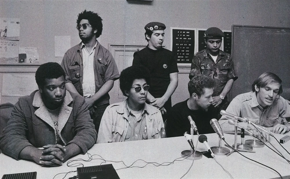La Rainbow Coalition guidata da Fred Hampton che vedeva l'unione del BPP, Young Lords, YPO per lottare insieme contro povertà, corruzione, razzismo, violenza poliziesca e sull'edilizia popolare scadente. Fred Hampton è il primo sulla sinistra. 1969. (Cha-Cha Jimenez)