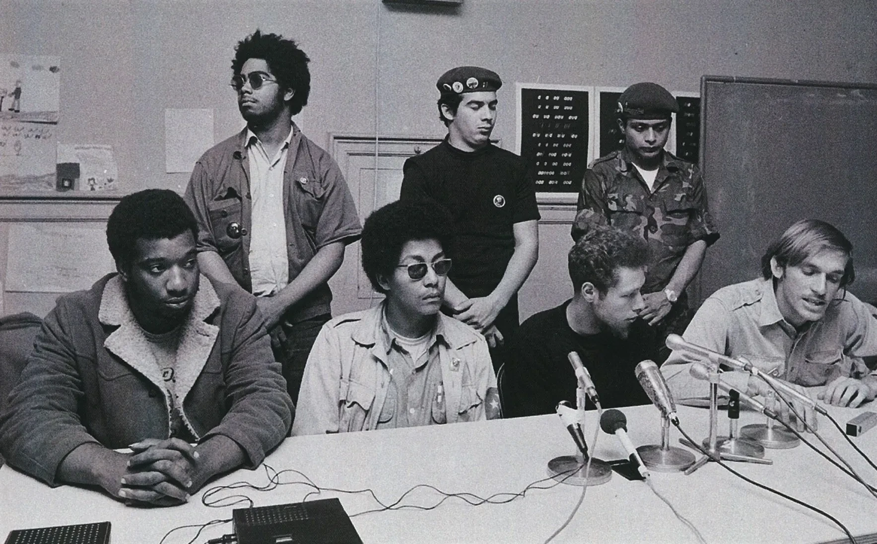 La Rainbow Coalition guidata da Fred Hampton che vedeva l'unione del BPP, Young Lords, YPO per lottare insieme contro povertà, corruzione, razzismo, violenza poliziesca e sull'edilizia popolare scadente. Fred Hampton è il primo sulla sinistra. 1969. (Cha-Cha Jimenez)