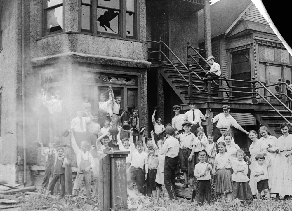 Bambini bianchi fuori dalla casa che hanno distrutto e incendiato di una famiglia afro-americana. 1919. (Chicago History Museum)
