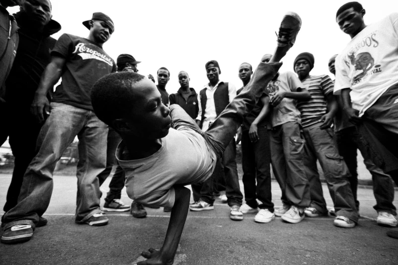 Capoeira and Breakdance: The World in a Circle